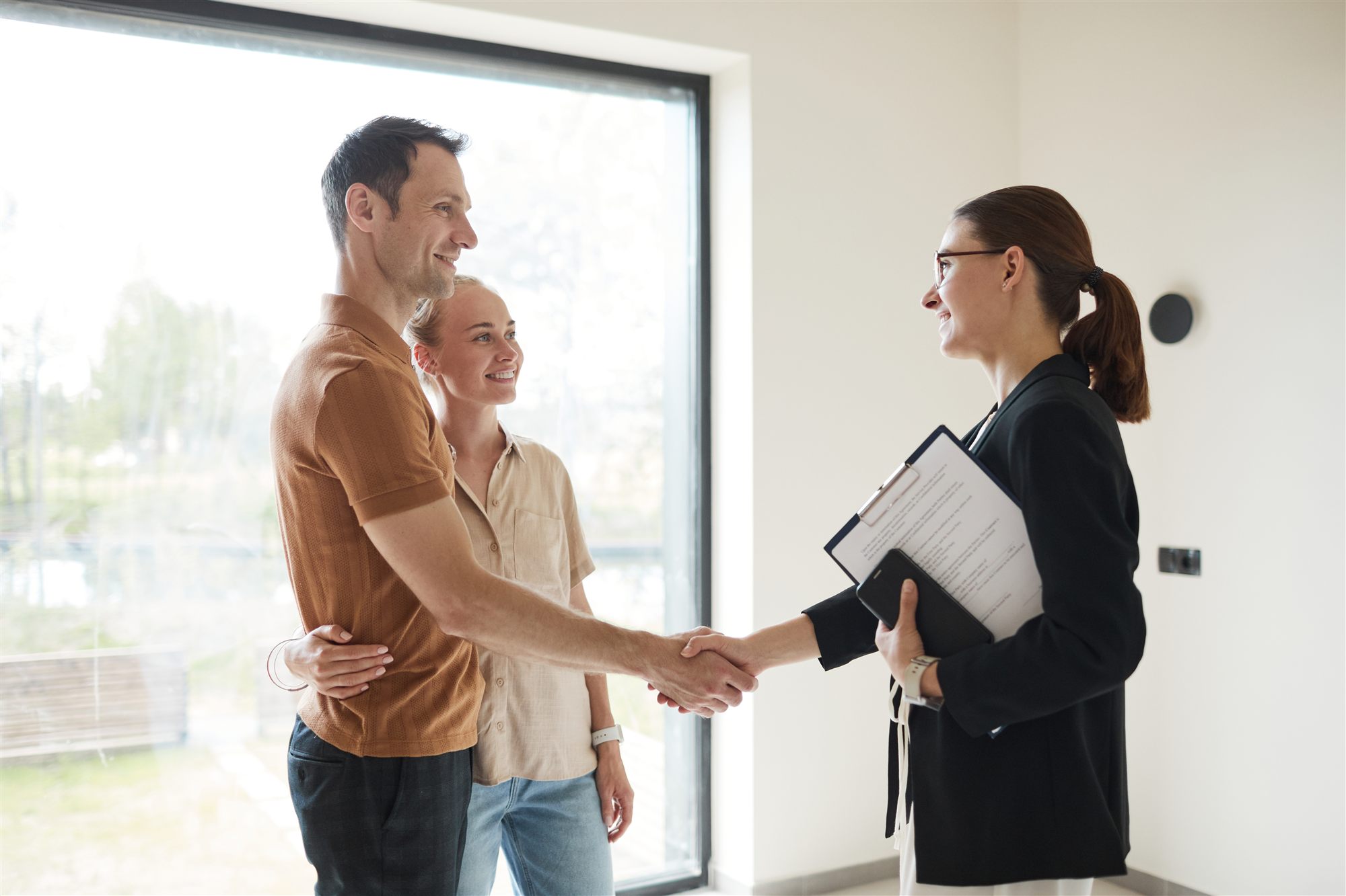 Agent congratulating buyers